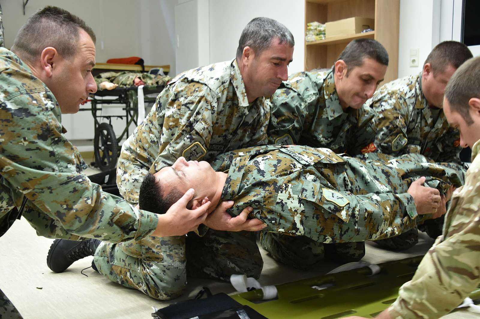  Mazedonische  Soldaten  ben den Umgang mit Streu U S 