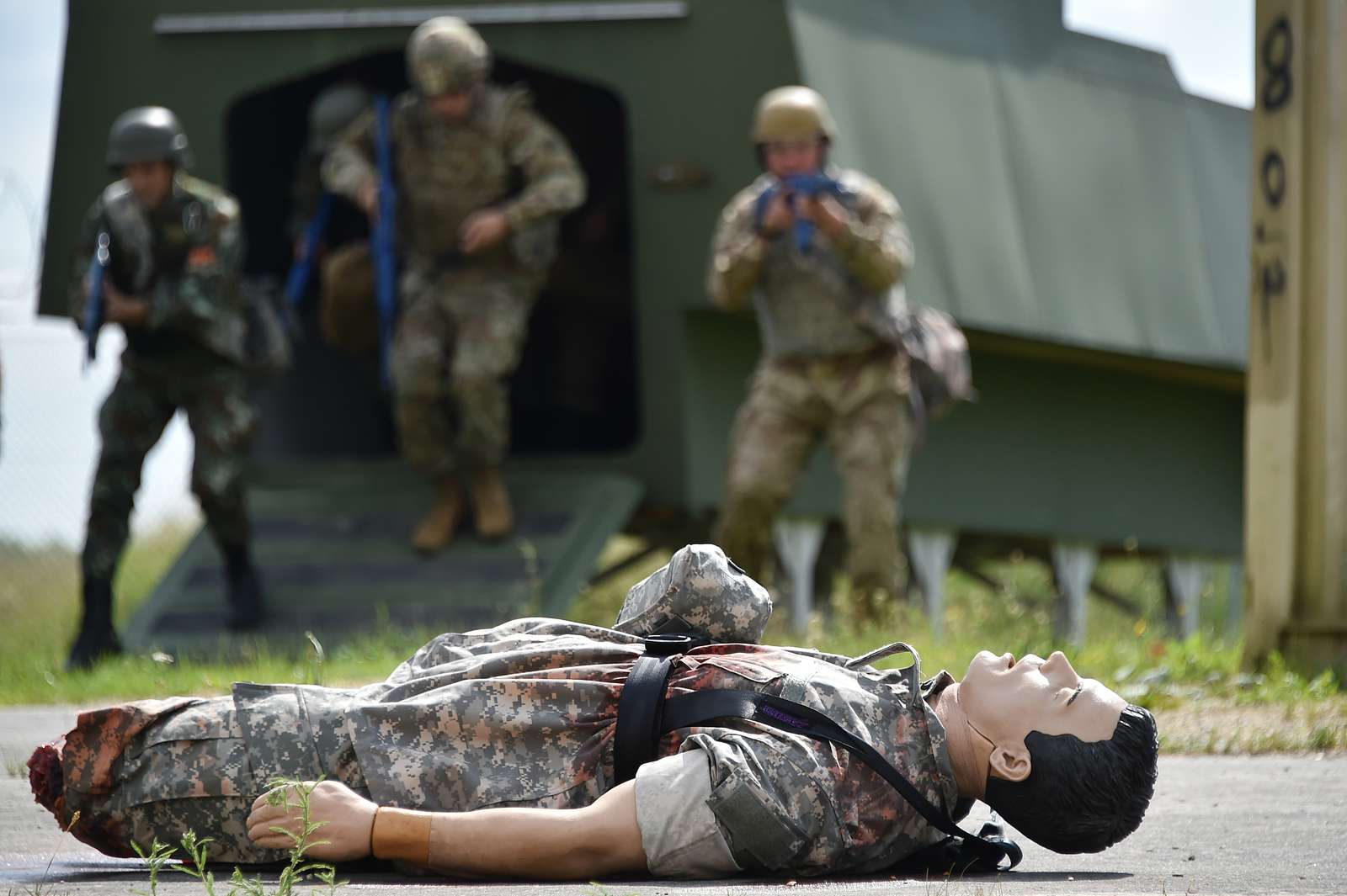 Von links nach rechts Soldaten  aus Mazedonien  den USA 