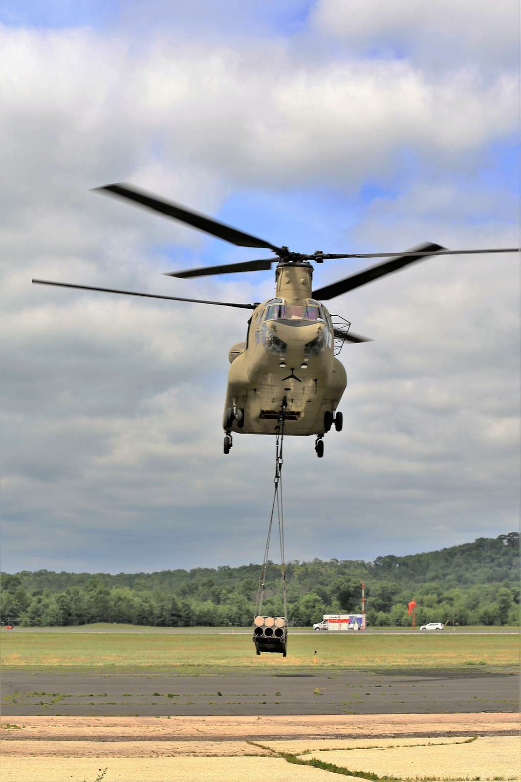 Download An aircrew of a Chinook helicopter picks up a mock - U.S. National Archives & DVIDS Public ...