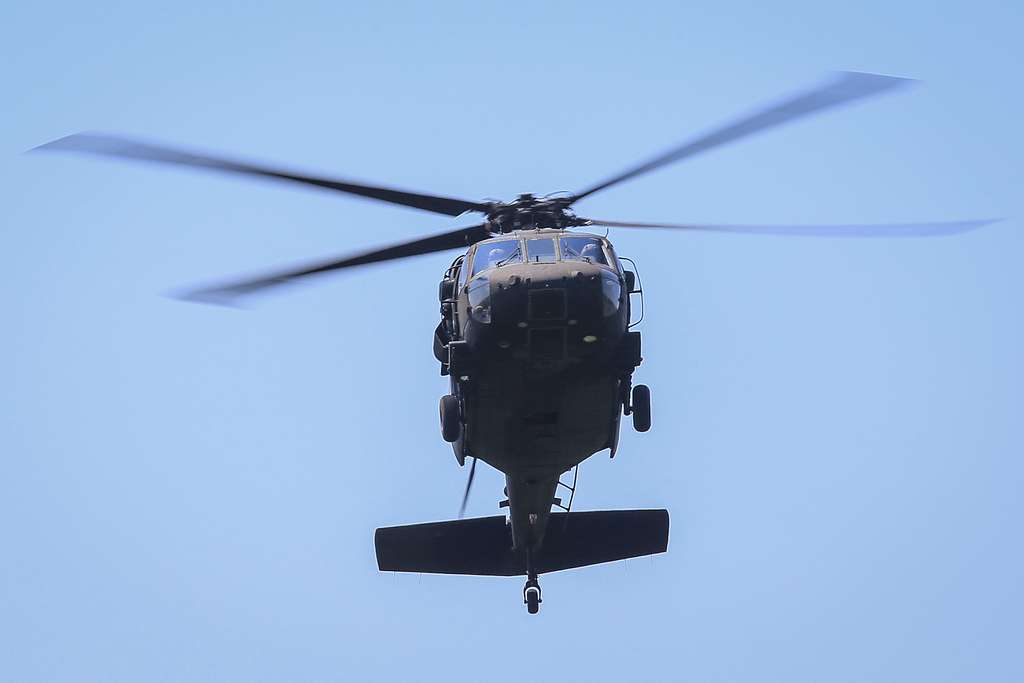 A U.S. Army National Guard UH-60L Black Hawk helicopter - NARA & DVIDS ...