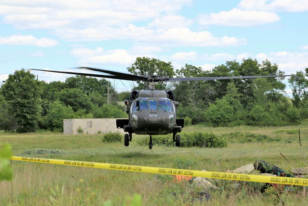 An Army National Guard aircrew lands a UH-60 Blackhawk - NARA & DVIDS ...