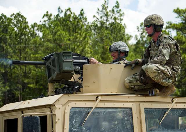 U.S. Army Soldiers attending the 31B (Military Police) - NARA & DVIDS ...