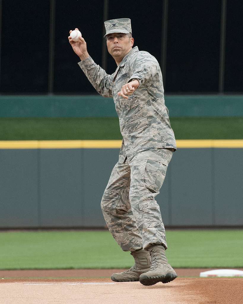 DVIDS - Images - Cincinnati Reds baseball team recognize military service  [Image 5 of 9]