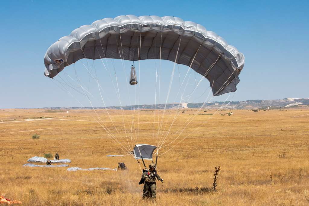 A Spanish paratrooper lands from a military freefall - PICRYL
