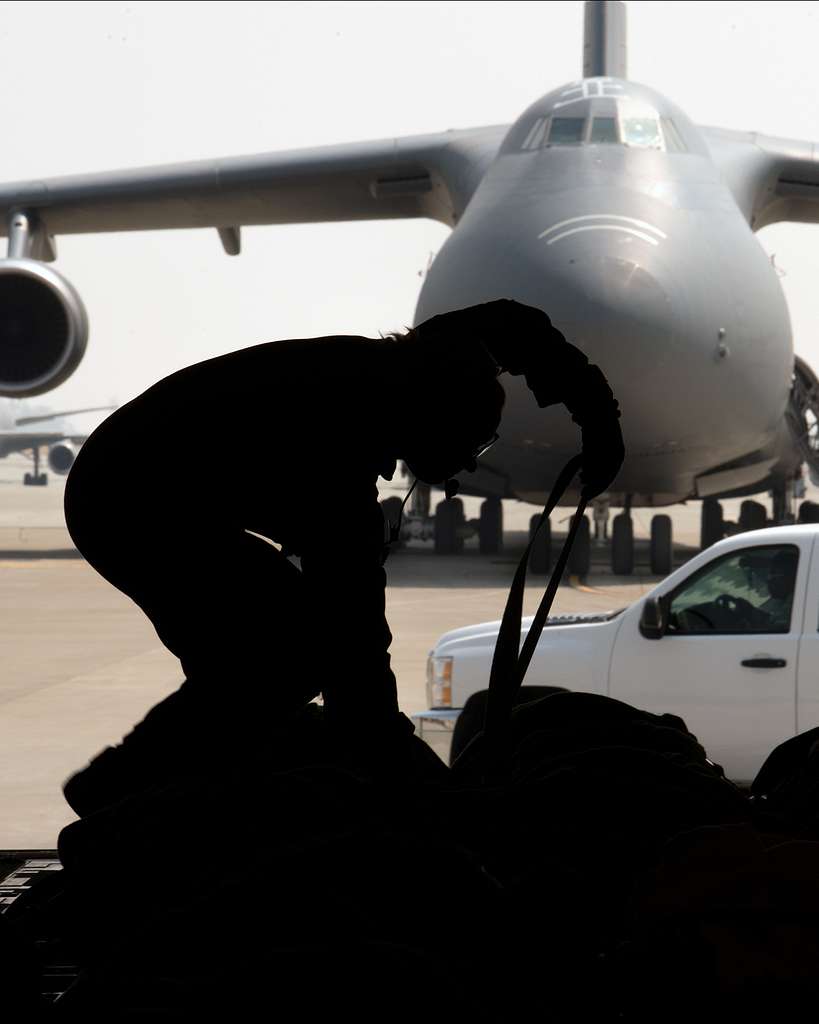 A U.S. Airman From The 94th Aeromedical Evacuation - NARA & DVIDS ...