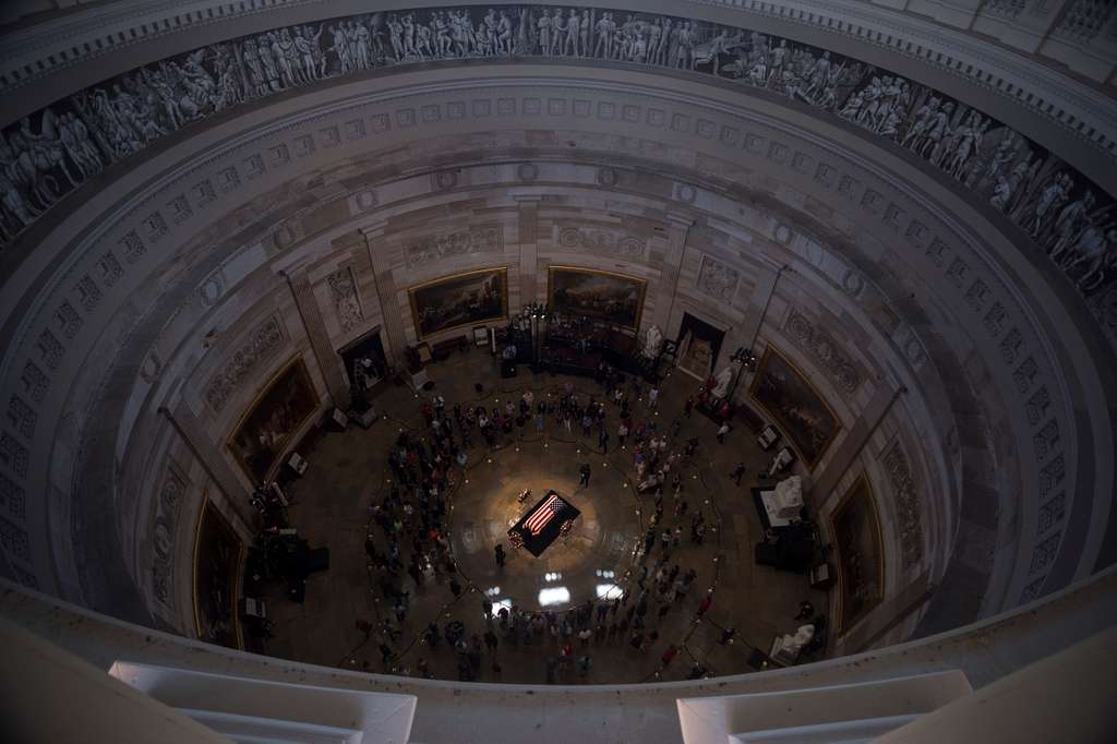 Members of the public file past the flag-drapped coffin - PICRYL ...