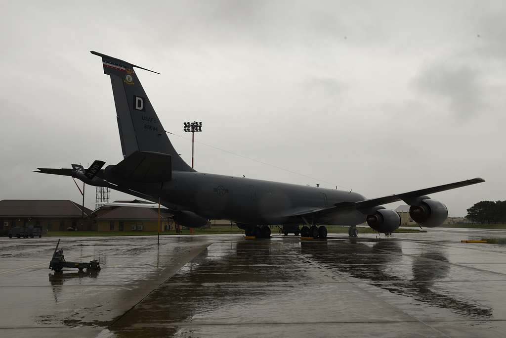 A U.S. Air Force KC-135 Stratotanker (Tail #58-0094) - NARA & DVIDS ...