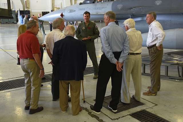 Dallas Cowboys show appreciation to North Texas military > 301st Fighter  Wing > Article Display