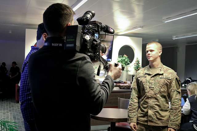 DVIDS - Images - U.S. Soldiers meet Chicago Cubs mascot [Image 4 of 8]