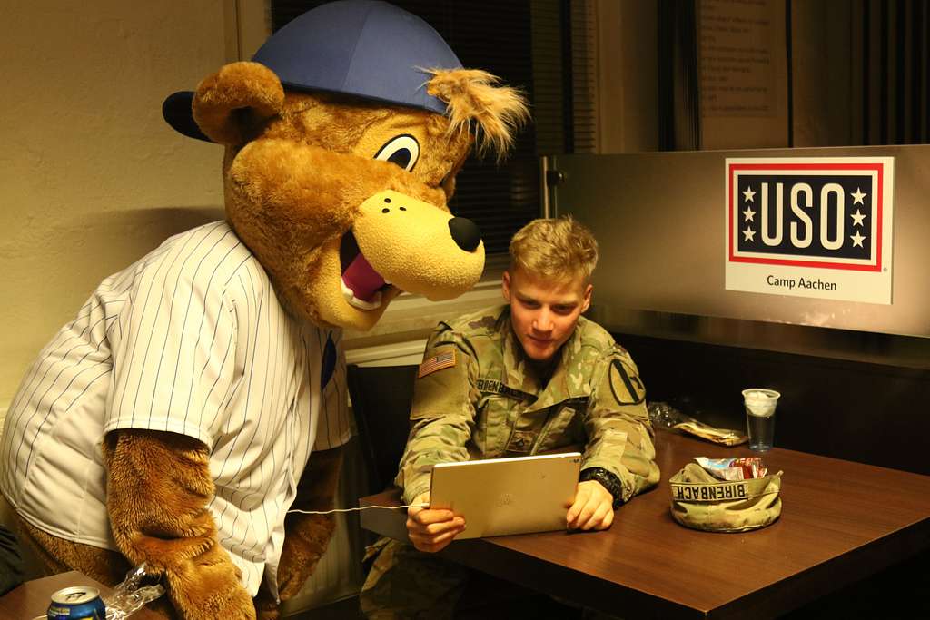 DVIDS - Images - U.S. Soldiers, families meet Chicago Cubs mascot [Image 8  of 8]