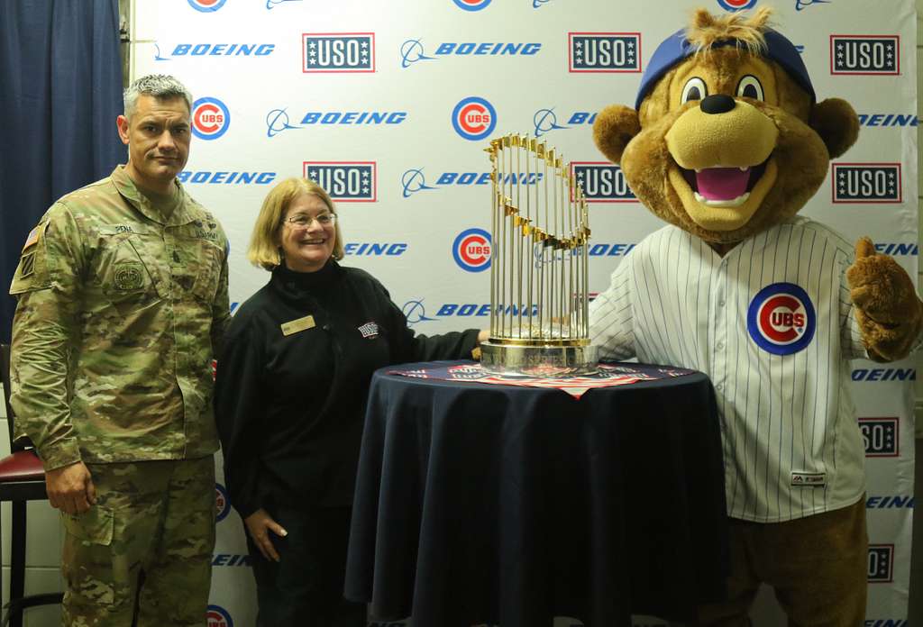 DVIDS - Images - U.S. Soldiers meet Chicago Cubs mascot [Image 4 of 8]