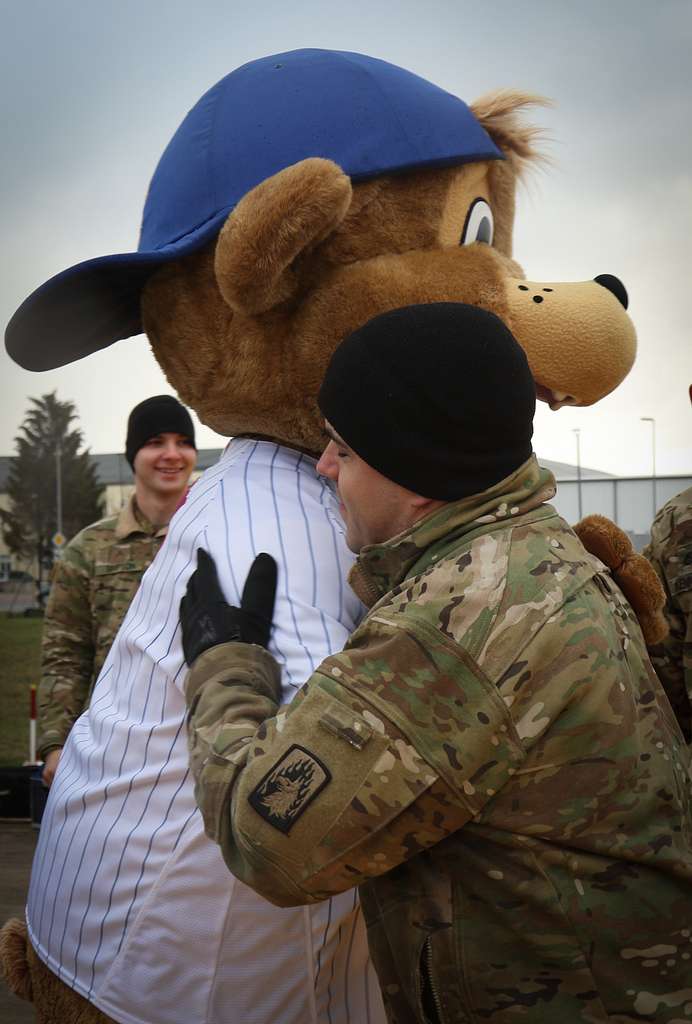 DVIDS - Images - U.S. Soldiers meet Chicago Cubs mascot [Image 5 of 7]