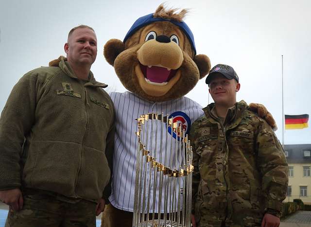 DVIDS - Images - U.S. Soldiers meet Chicago Cubs mascot [Image 4 of 8]