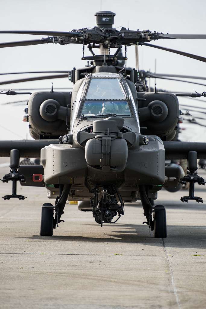 The U.S. Army crewmen of an AH-64 Apache helicopter - NARA & DVIDS ...