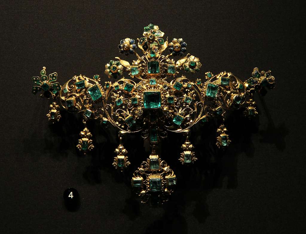 Victoria and Albert Museum Jewellery 11042019 Bodice ornament Gold