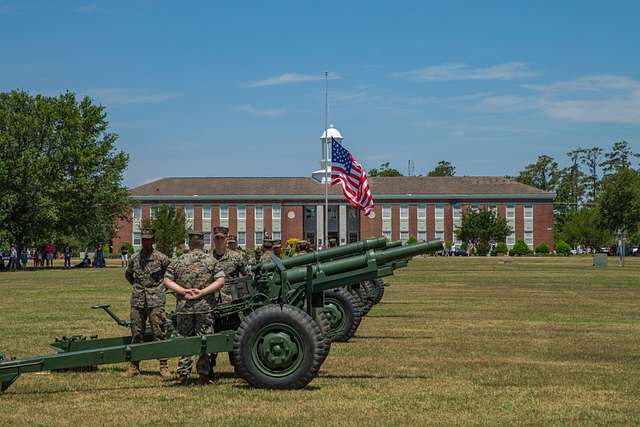 U.S. Marines with Echo Battery, 2nd Battalion, 10th - NARA & DVIDS ...