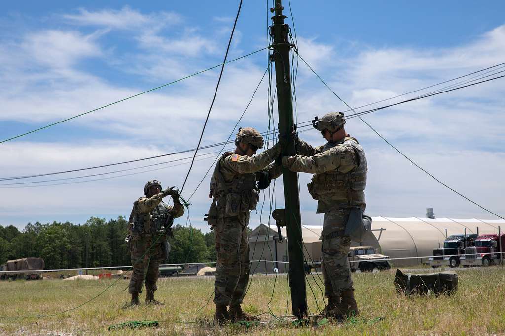 U.S. Army Sgt. Ashely Portz and Sgt. David Lambe of - PICRYL Public ...