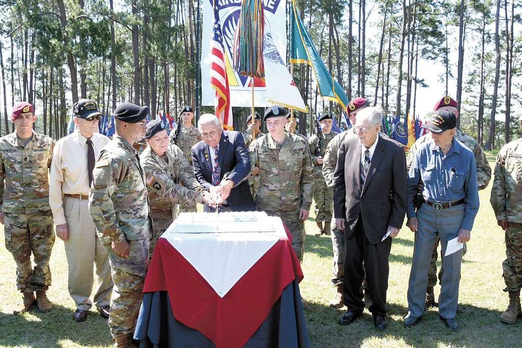 The Army birthday cake is cut by the oldest and youngest - PICRYL ...