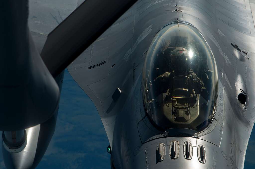 A U.S. Air Force F-16 Fighting Falcon pilot from the - NARA & DVIDS ...