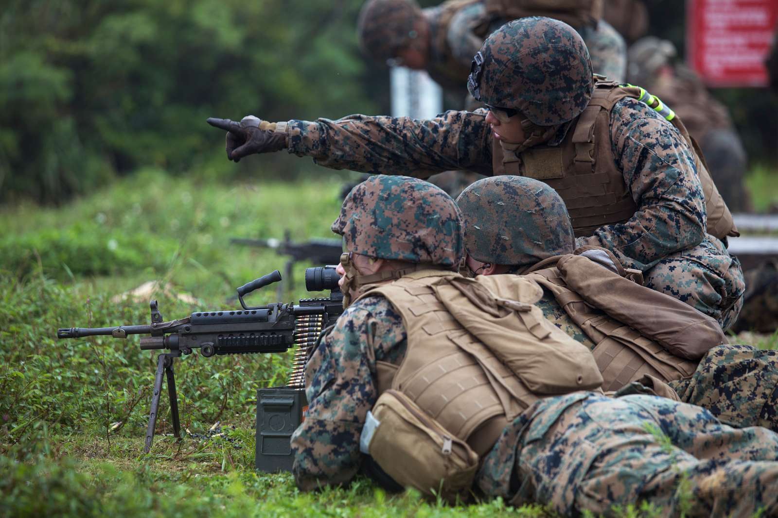 U.S. Marine Corps Lance Cpl. Brian Mata instruiert Marineinfanteristen ...