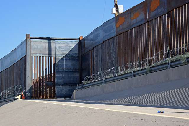 A gate at the west end of the El Paso 4-mile border - NARA & DVIDS ...