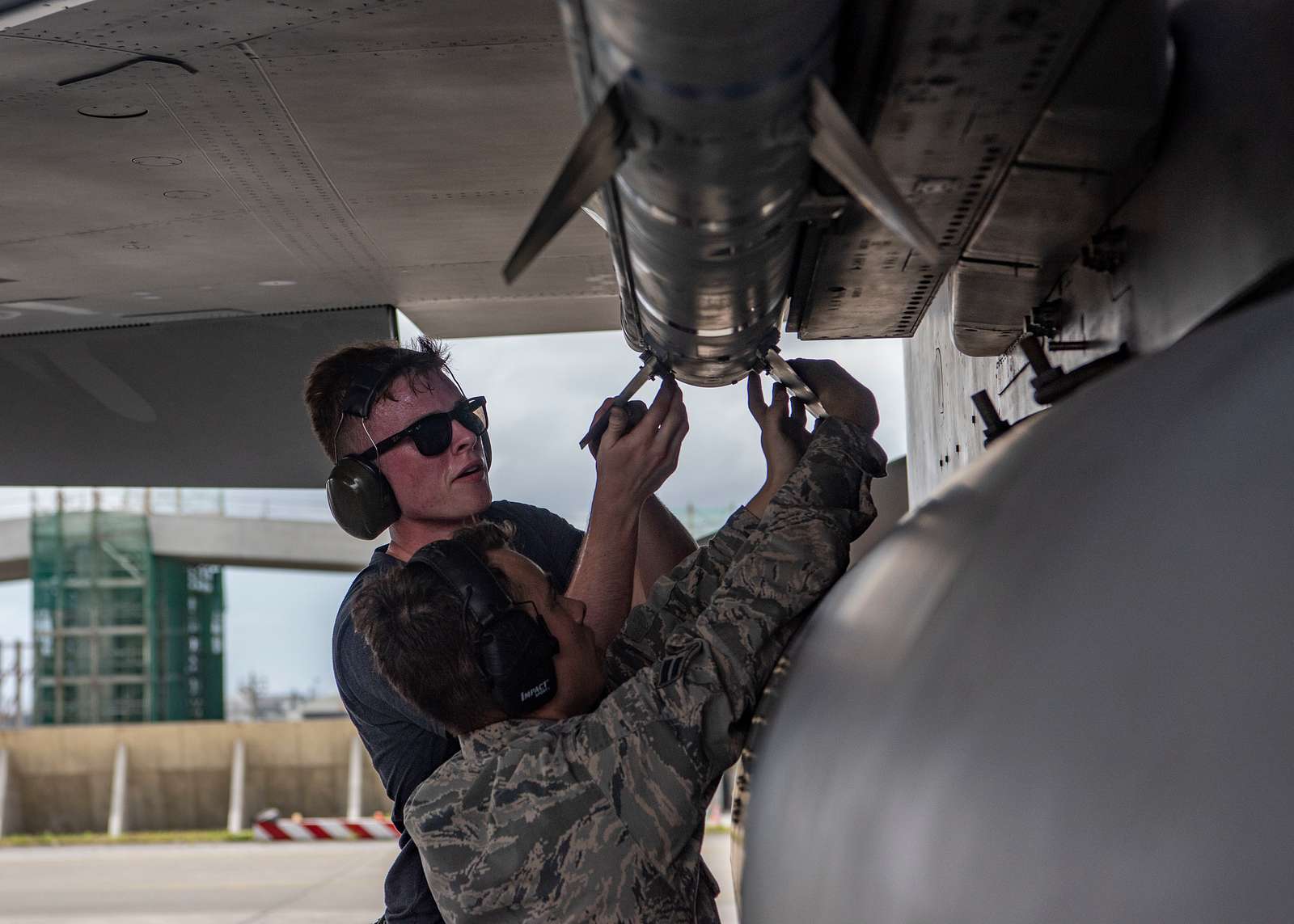 A U.S. Air Force weapons load crew team from the 44th - NARA & DVIDS ...