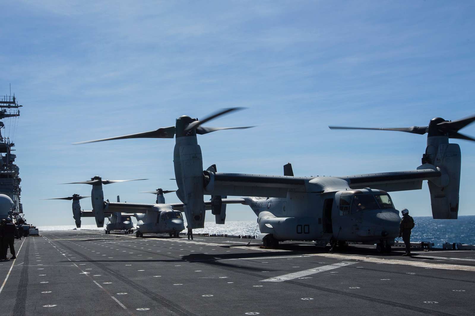 MV-22B Osprey tiltrotor aircraft with Marine Medium - NARA & DVIDS ...