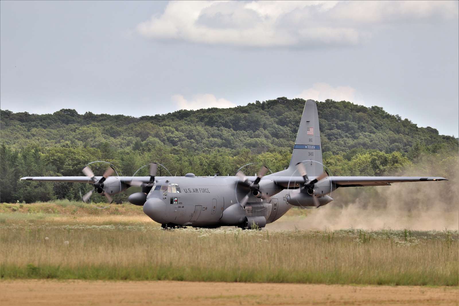 An aircrew operates a C-130H Hercules with the 136th - NARA & DVIDS ...