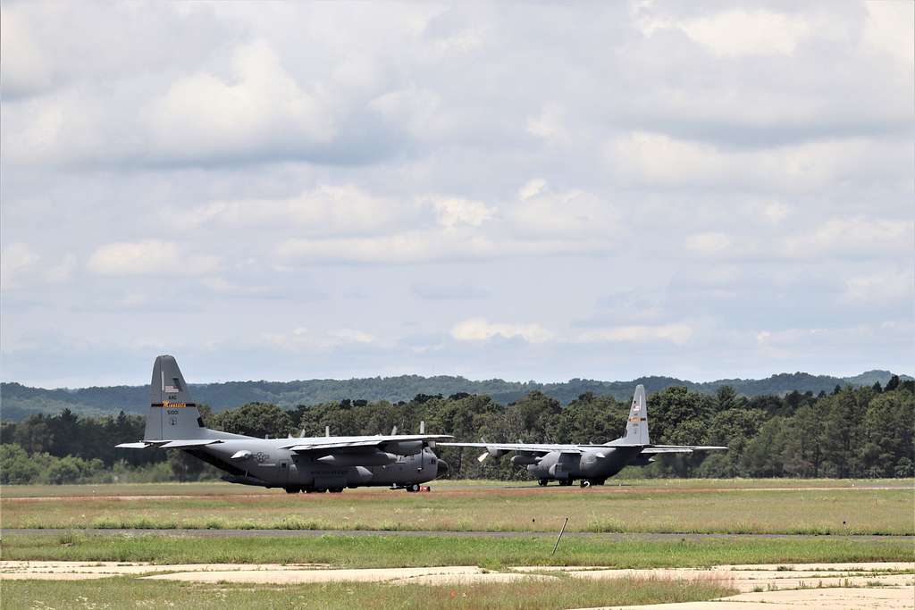 An aircrew with the 136th Airlift Wing of the Texas - NARA & DVIDS ...