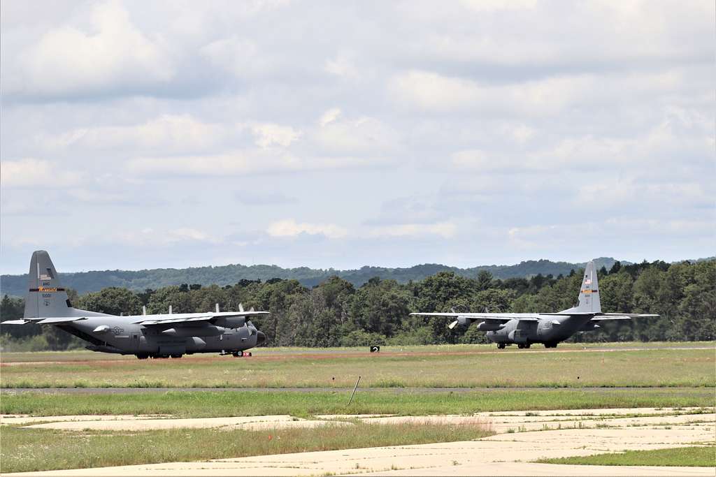 An aircrew with the 136th Airlift Wing of the Texas - NARA & DVIDS ...