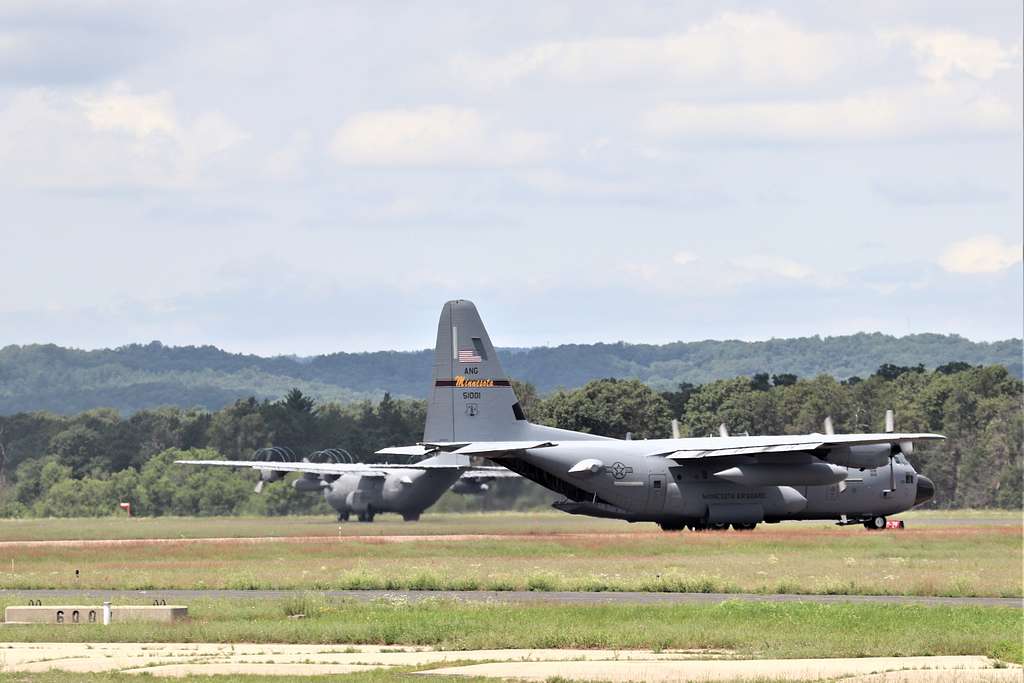 An aircrew with the 136th Airlift Wing of the Texas - NARA & DVIDS ...