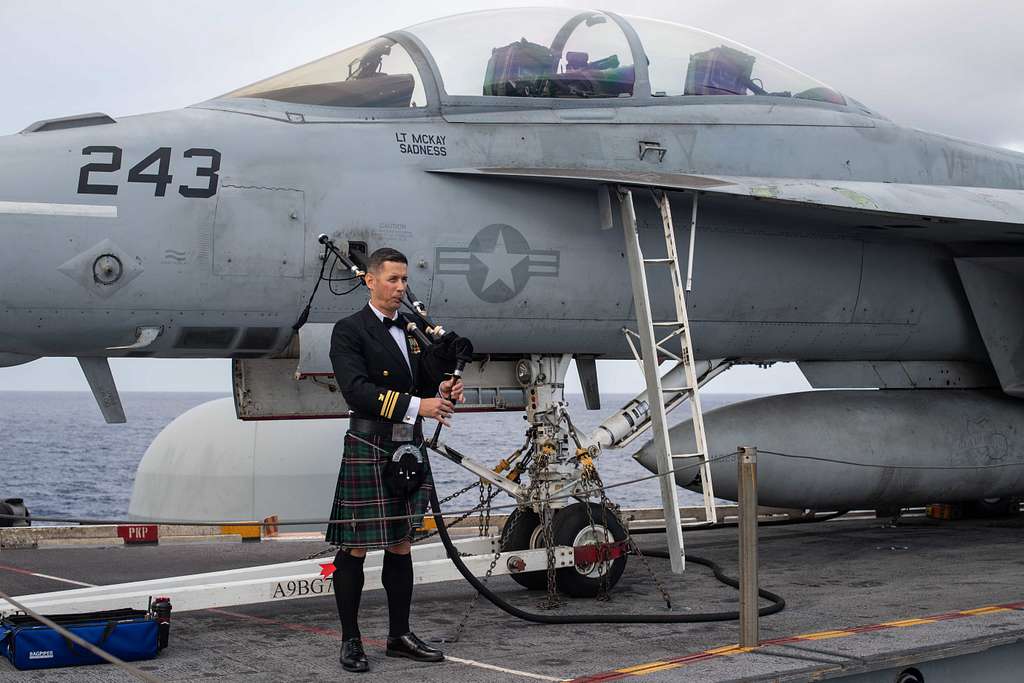 U.S. Navy Lt. Cmdr. Brent Errol Niven, from Newbury - NARA & DVIDS ...