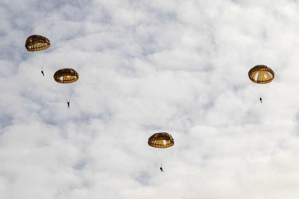 Soldiers of 82nd Airborne Division land after parachuting - NARA ...