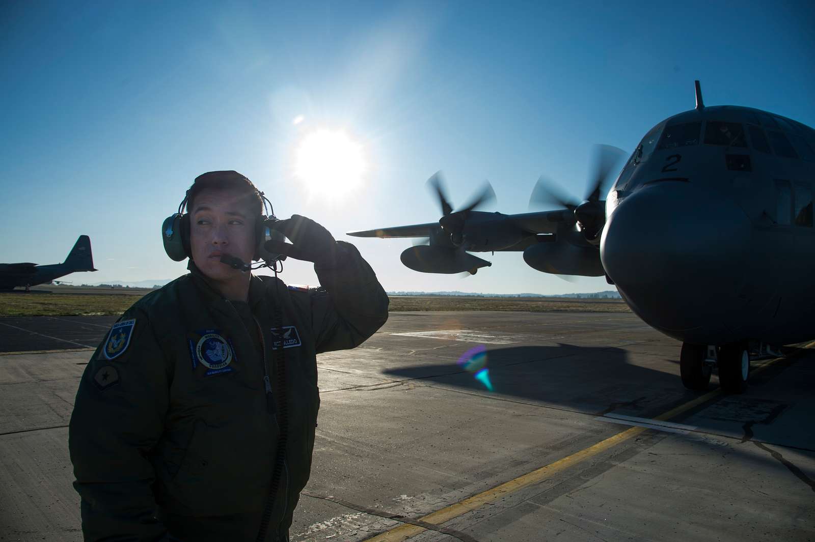 https://cdn2.picryl.com/photo/2019/09/22/a-chilean-air-force-kc-130r-aircraft-crew-chief-communicates-fcbcc7-1600.jpg