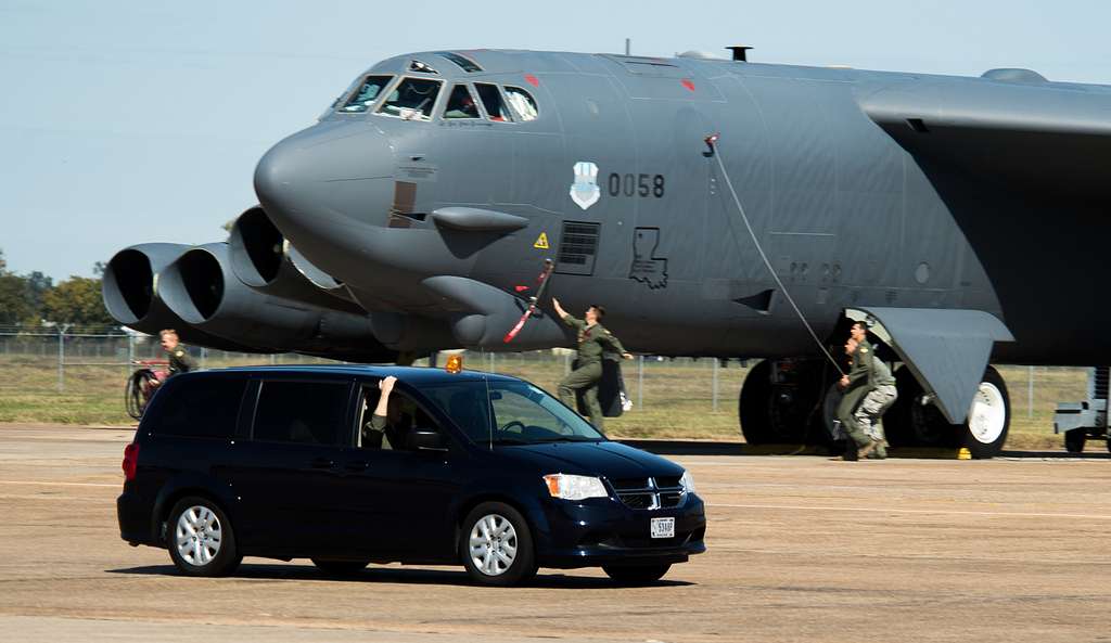 A B-52H Stratofortress Aircrew Prepare For Takeoff - NARA & DVIDS ...