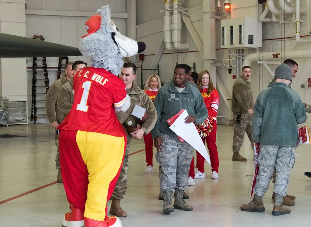 Screech, the Washington Nationals' mascot, offers Chief - PICRYL - Public  Domain Media Search Engine Public Domain Search