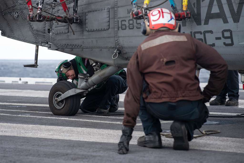 U.S. Navy Aviation Structural Mechanic 1st Class Andrew - PICRYL ...