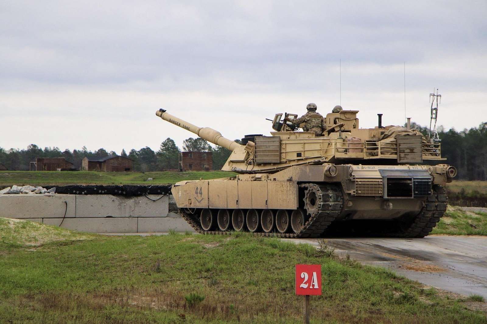 An Abrams tank crew from Company A, 2nd Battalion, - NARA & DVIDS ...