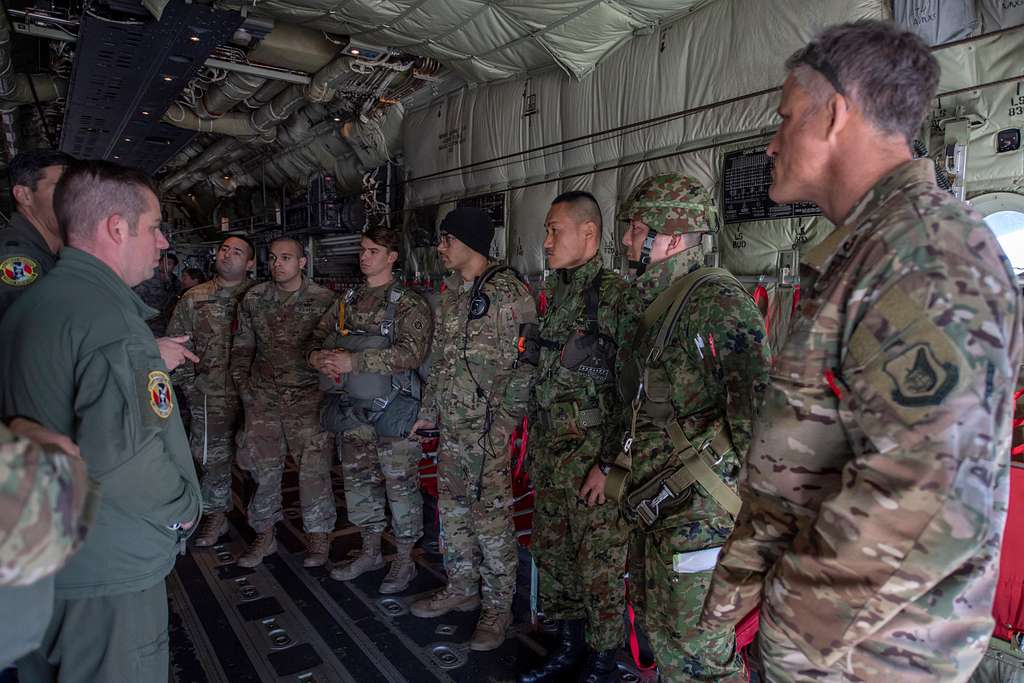 JGSDF soldiers with the 1st Airborne Brigade, U.S. - NARA & DVIDS ...