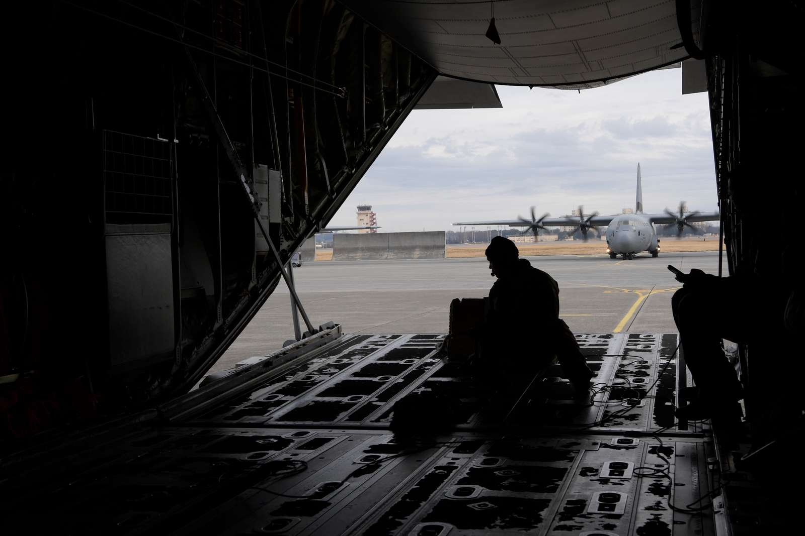 A C-130J Super Hercules loadmaster prepares to close - NARA & DVIDS ...