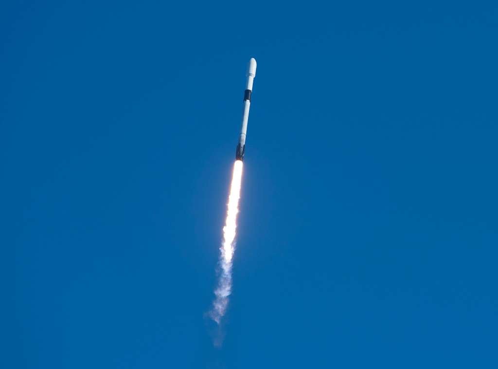 The Falcon 9 Starlink rocket successfully lifted off - NARA & DVIDS ...