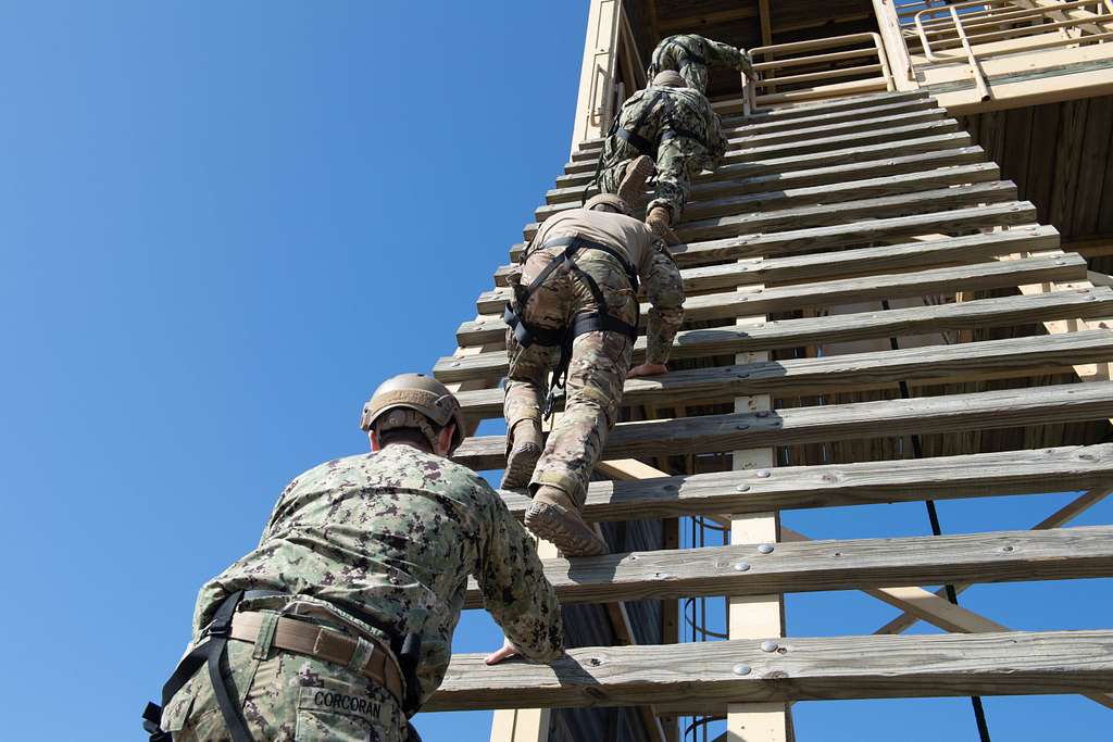 A helicopter rope suspension technique cast master - PICRYL