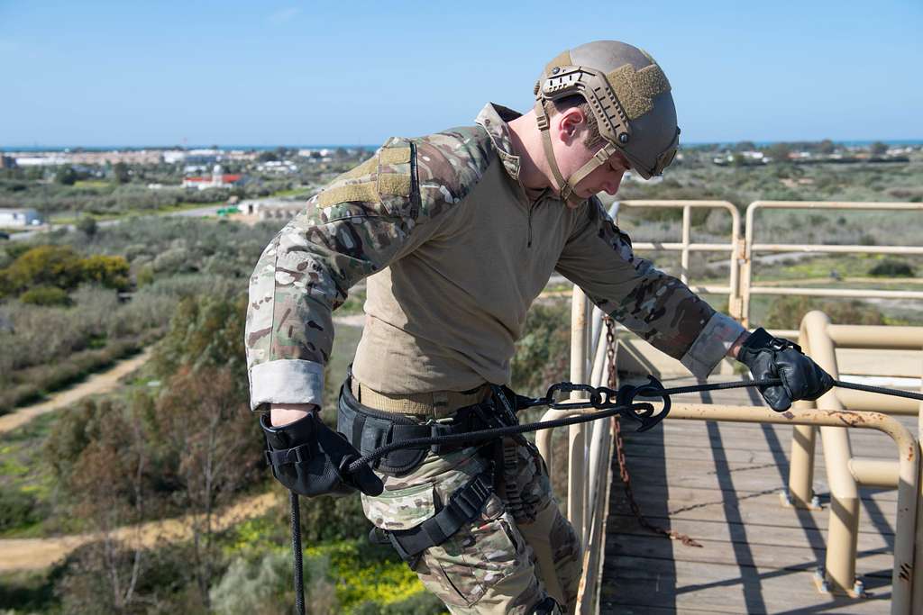 A helicopter rope suspension technique cast master - PICRYL