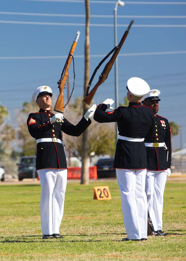 DVIDS - Images - USS Kearsarge Color Guard Presents the Colors at