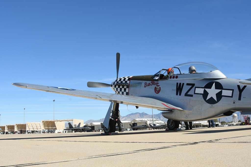 Eine TF-51 Mustang Taxis auf der Fluglinie während dieser - PICRYL ...