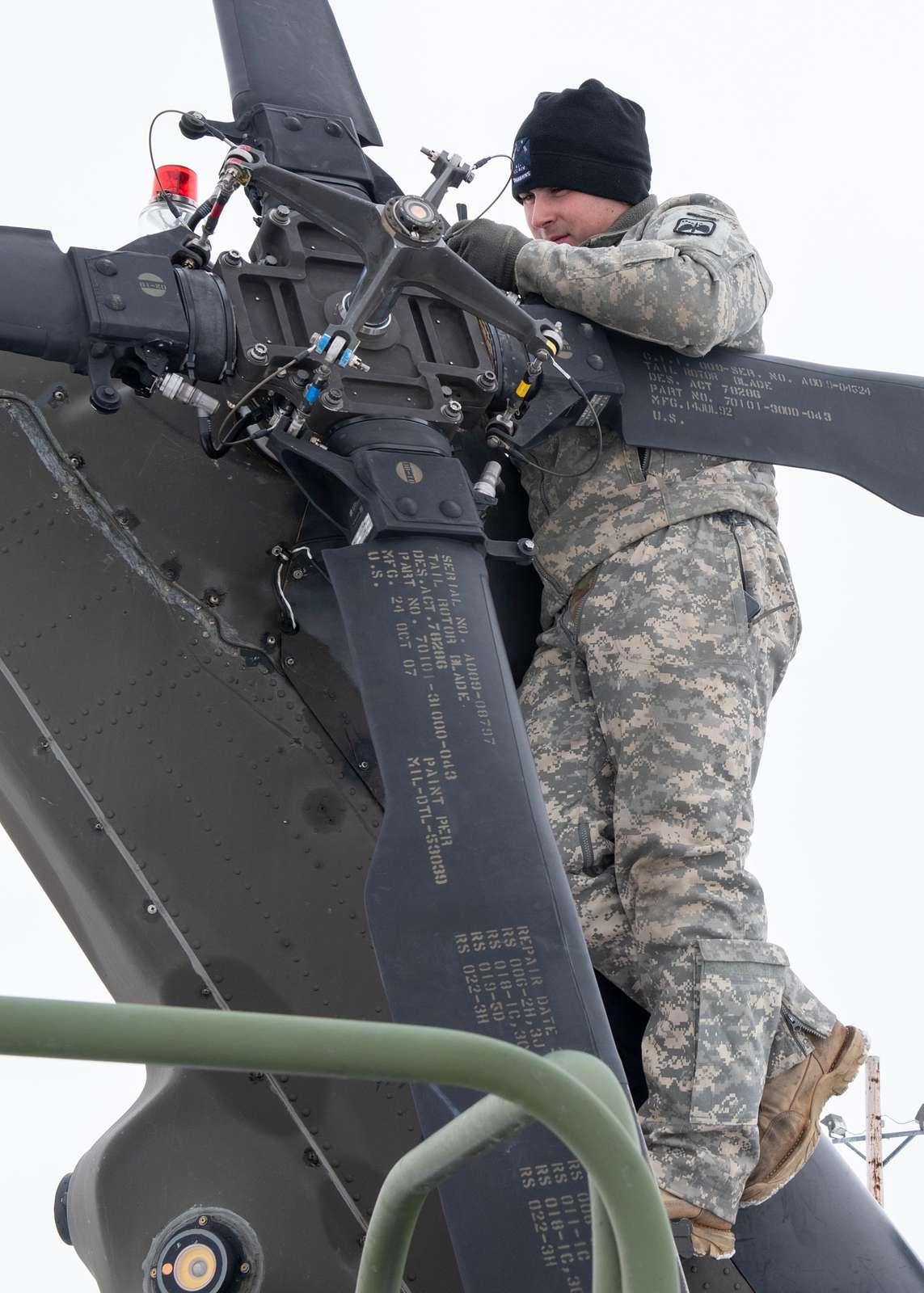 A U.S. Army Alaska Soldier resets a UH-60 Black Hawk - NARA & DVIDS ...