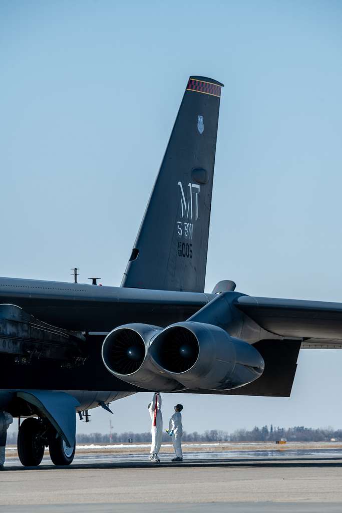 Airmen Work An A B-52H Stratofortresses On A Flightline - NARA & DVIDS ...