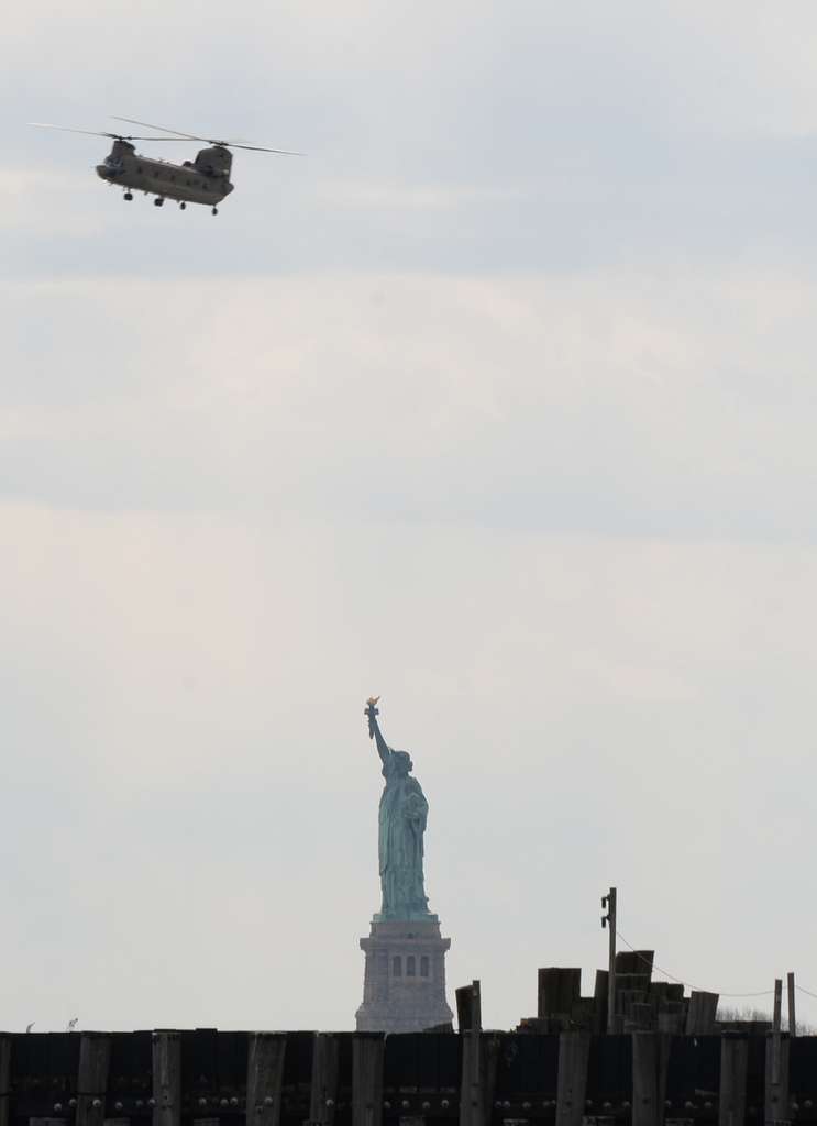 Chicago, Illinois, USA. 11th Nov, 2018. - Three CH-47 Chinook