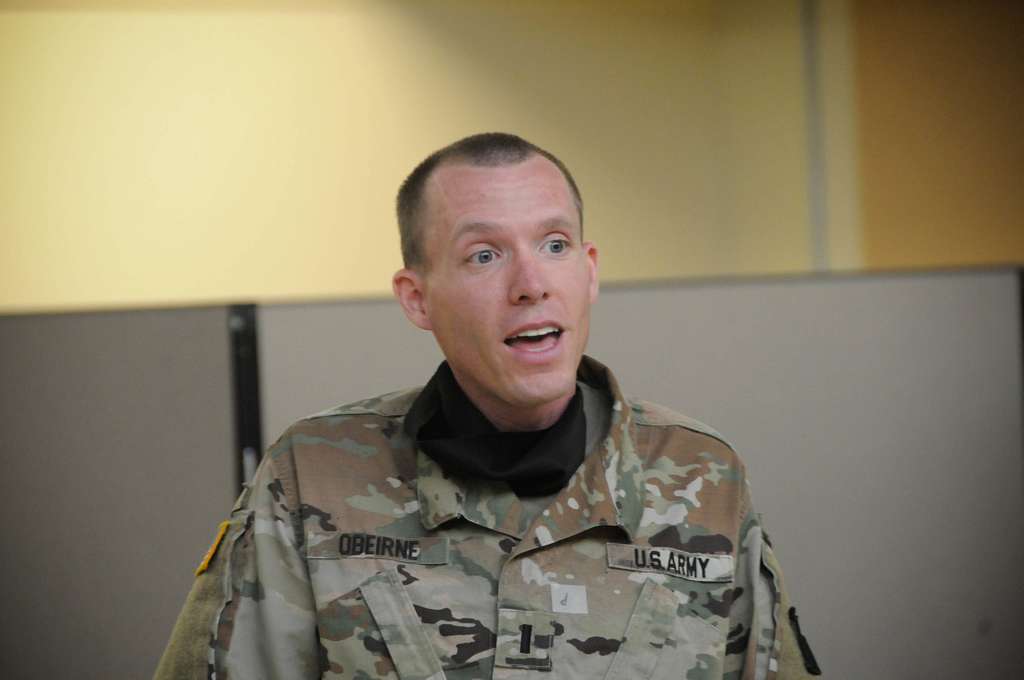 U.S. Army 1st Lt. Thomas Obeirne teaches Soldiers with - PICRYL Public ...