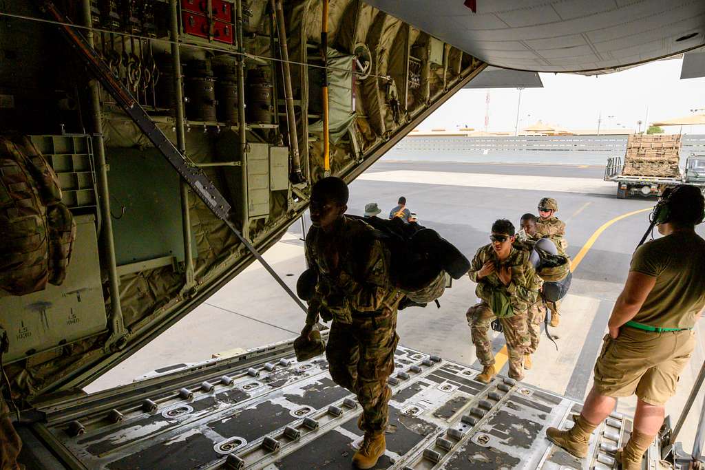 U.S. Army soldiers board a 75th Expeditionary Airlift - PICRYL - Public ...